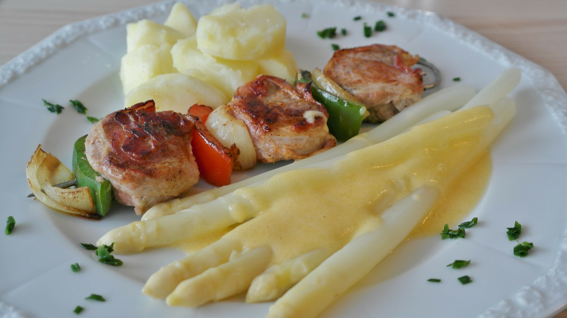 Spargel mit Sauce hollandaise und Kartoffeln – Post von Sophie